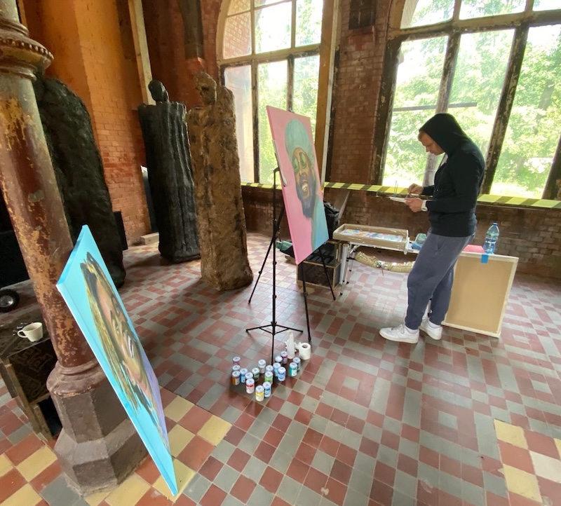 Artist painting in a Gothic hall in Sokołowsko